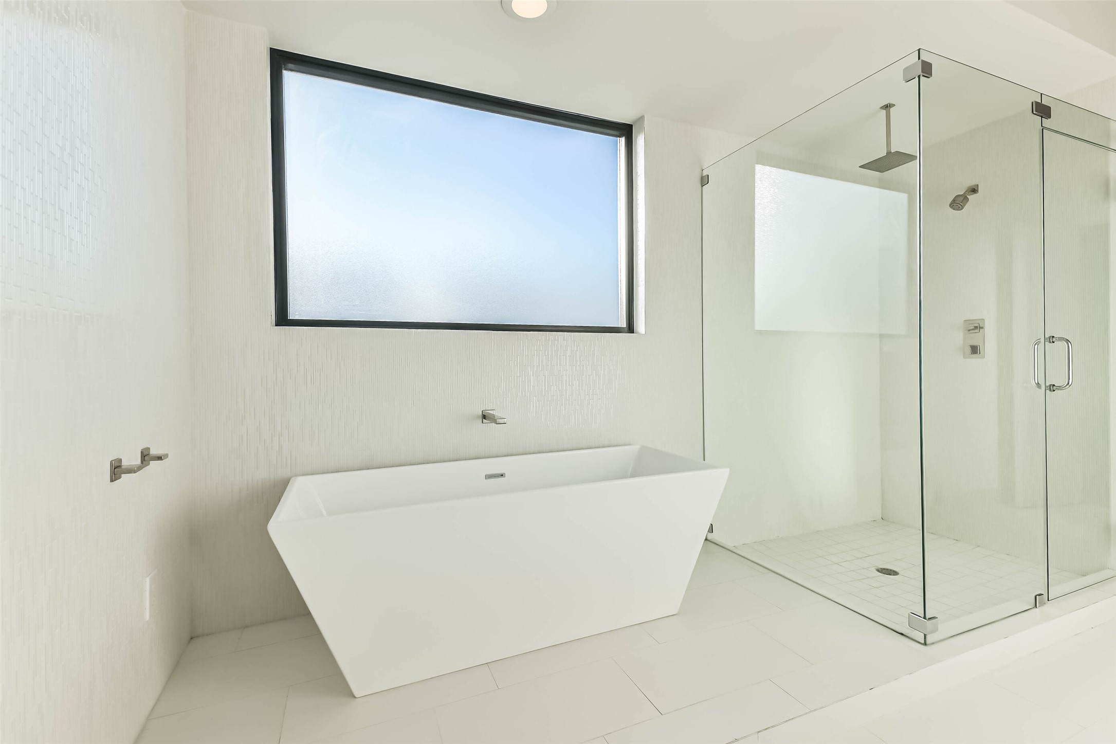 1509 Ruth Street Houston, TX 77004 - Photo 14 of 33 a bathroom with a bathtub and shower