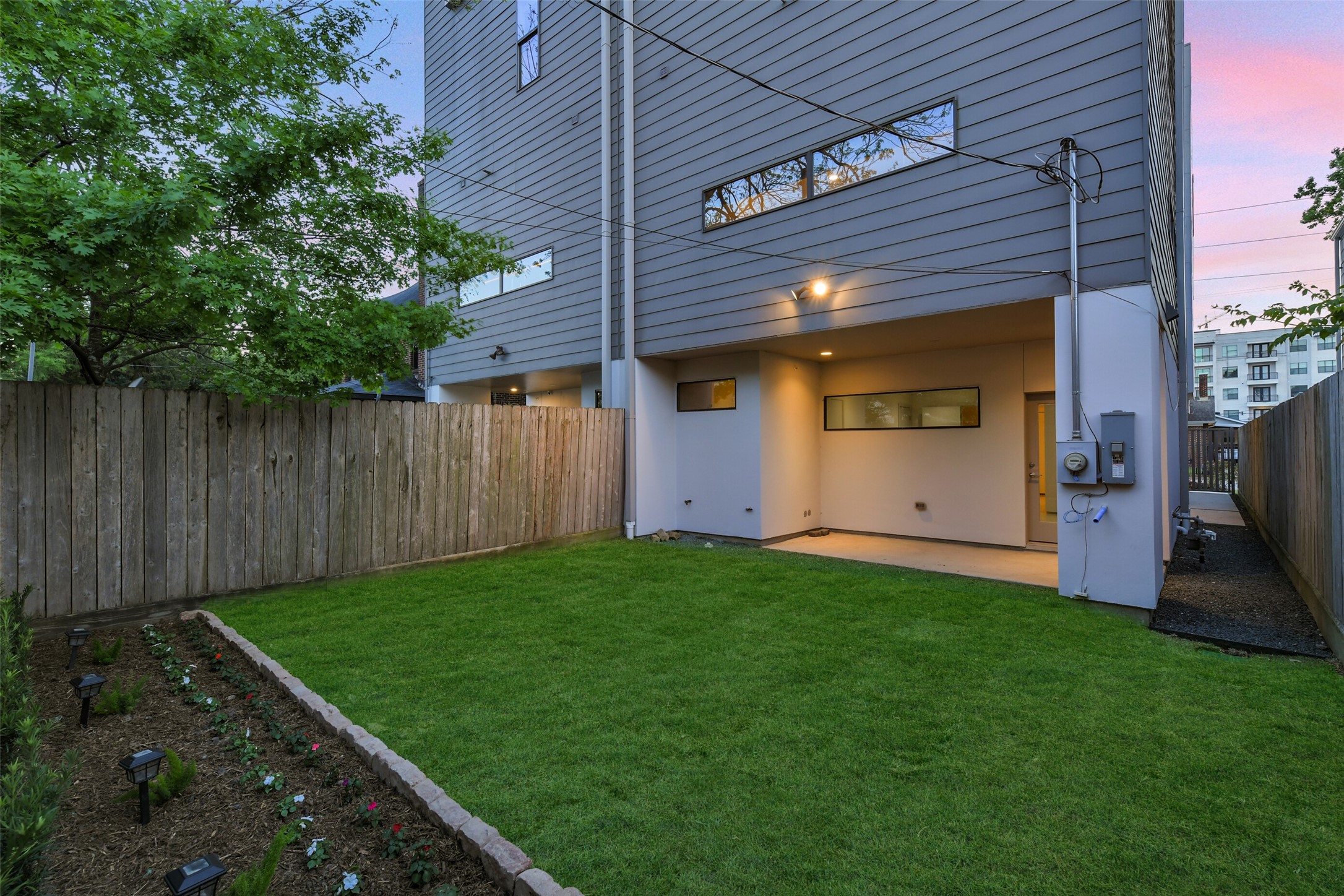 1509 Ruth Street Houston, TX 77004 - Photo 26 of 33 a view of a backyard with plants and a tub