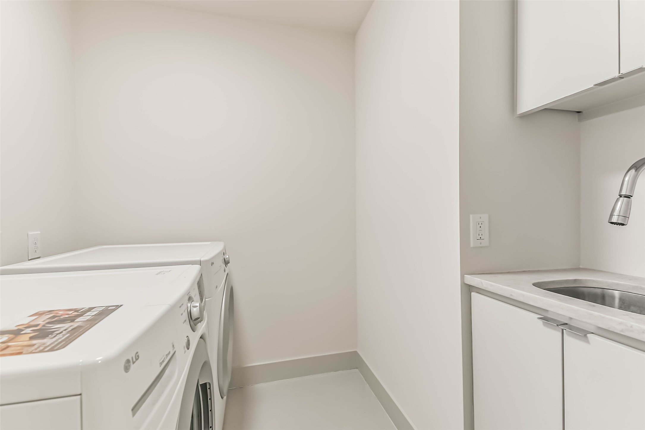 1509 Ruth Street Houston, TX 77004 - Photo 27 of 33 a utility room with dryer and washer