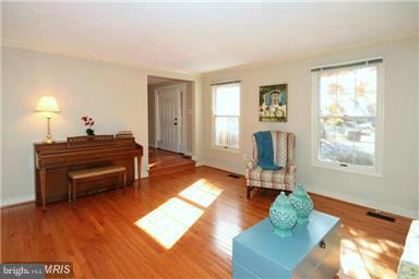 11916 Appling Valley Road Fairfax, VA 22030 - Photo 3 of 30 Living Room