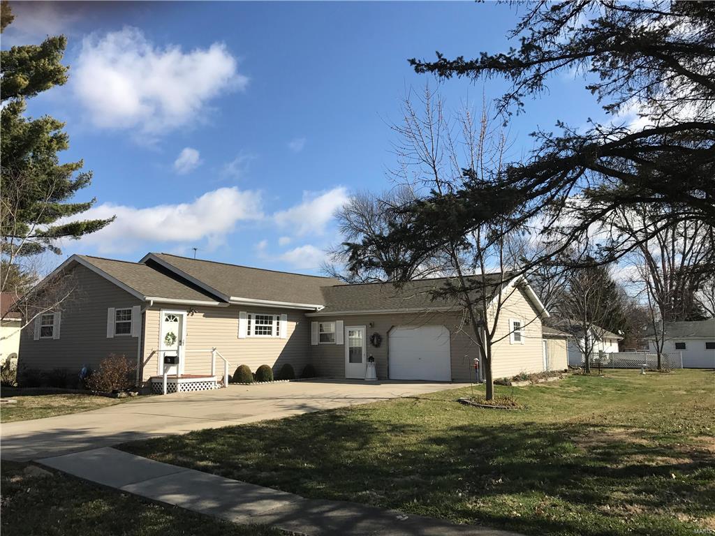 711 Adams Street Gillespie, IL 62033 - Photo 1 of 14 Gallery Image 1