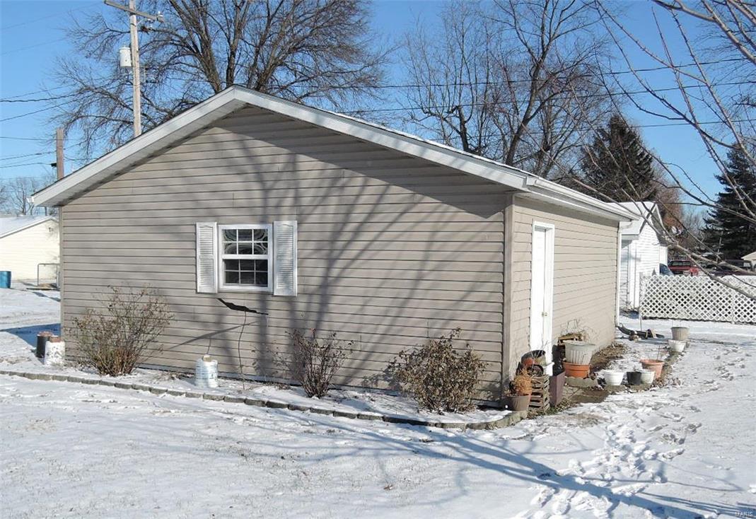 711 Adams Street Gillespie, IL 62033 - Photo 2 of 14 Gallery Image 2