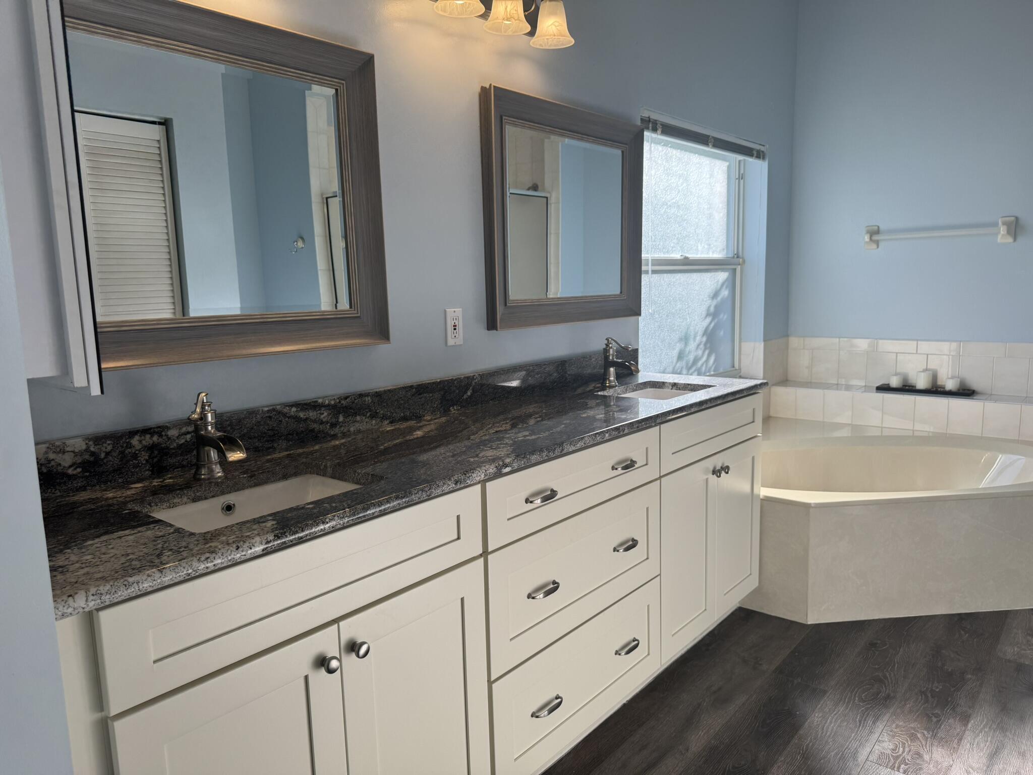 7205 Southeast Seagate Lane Stuart, FL 34997 - Photo 14 of 30 Primary Bath