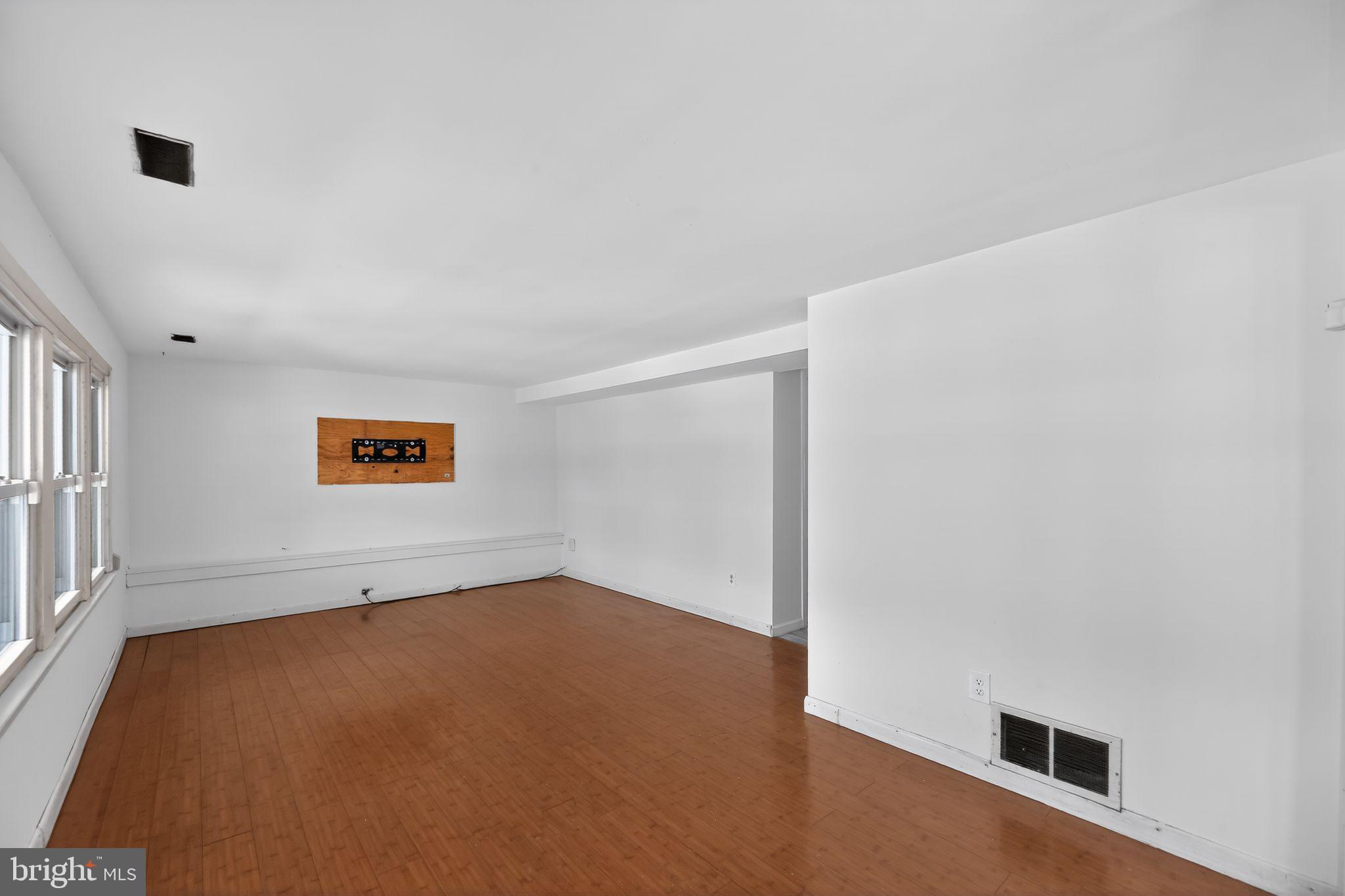 308 Smith Lane Runnemede, NJ 08078 - Photo 24 of 32 an empty room with a window