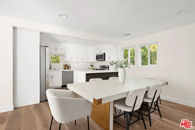 $3,095,000 | 22910 Collins Street, Woodland Hills, CA 91367