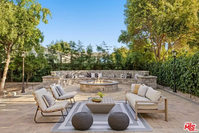 $3,095,000 | 22910 Collins Street, Woodland Hills, CA 91367