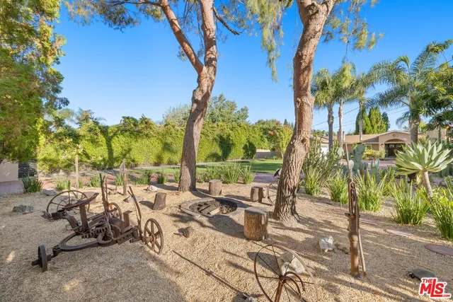 $3,095,000 | 22910 Collins Street, Woodland Hills, CA 91367