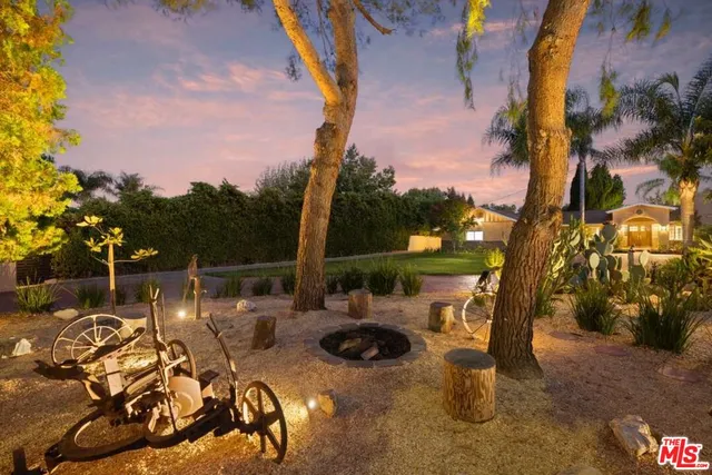 $3,095,000 | 22910 Collins Street, Woodland Hills, CA 91367