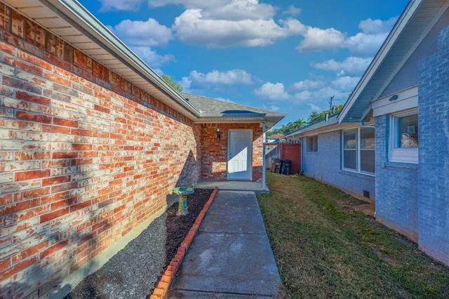 a view of house with yard