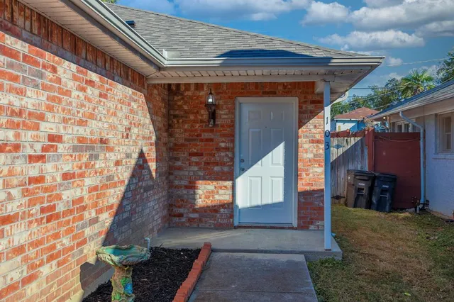 a view of entryway with a front door