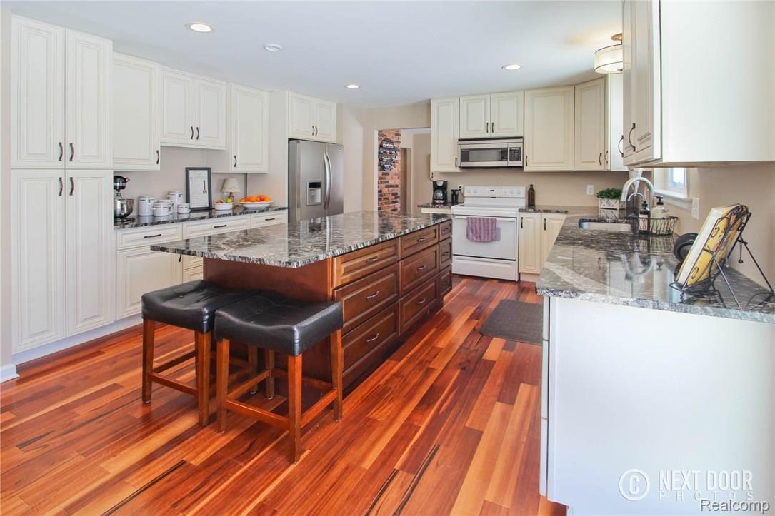 5075 Greenfield Road Brighton, MI 48114 - Photo 2 of 43 IMG_7321Blended.jpg