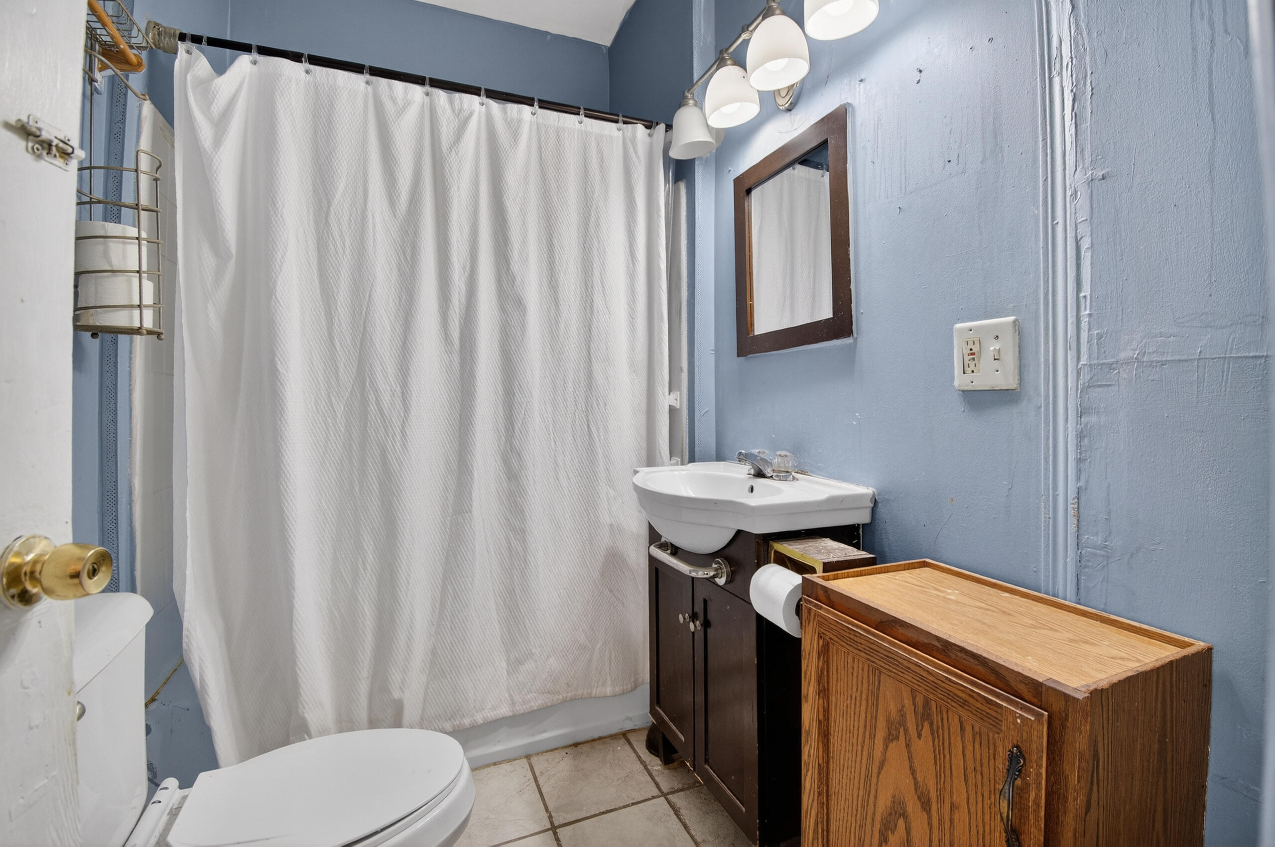 1826 Clayton Avenue, Unit 1828 Racine, WI 53404 - Photo 18 of 30 main bathroom