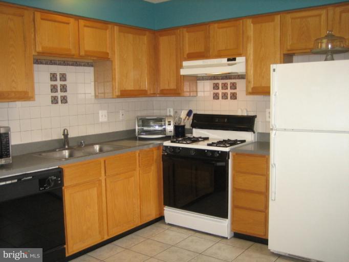 5138 Windermere Circle Rosedale, MD 21237 - Photo 4 of 13 Kitchen