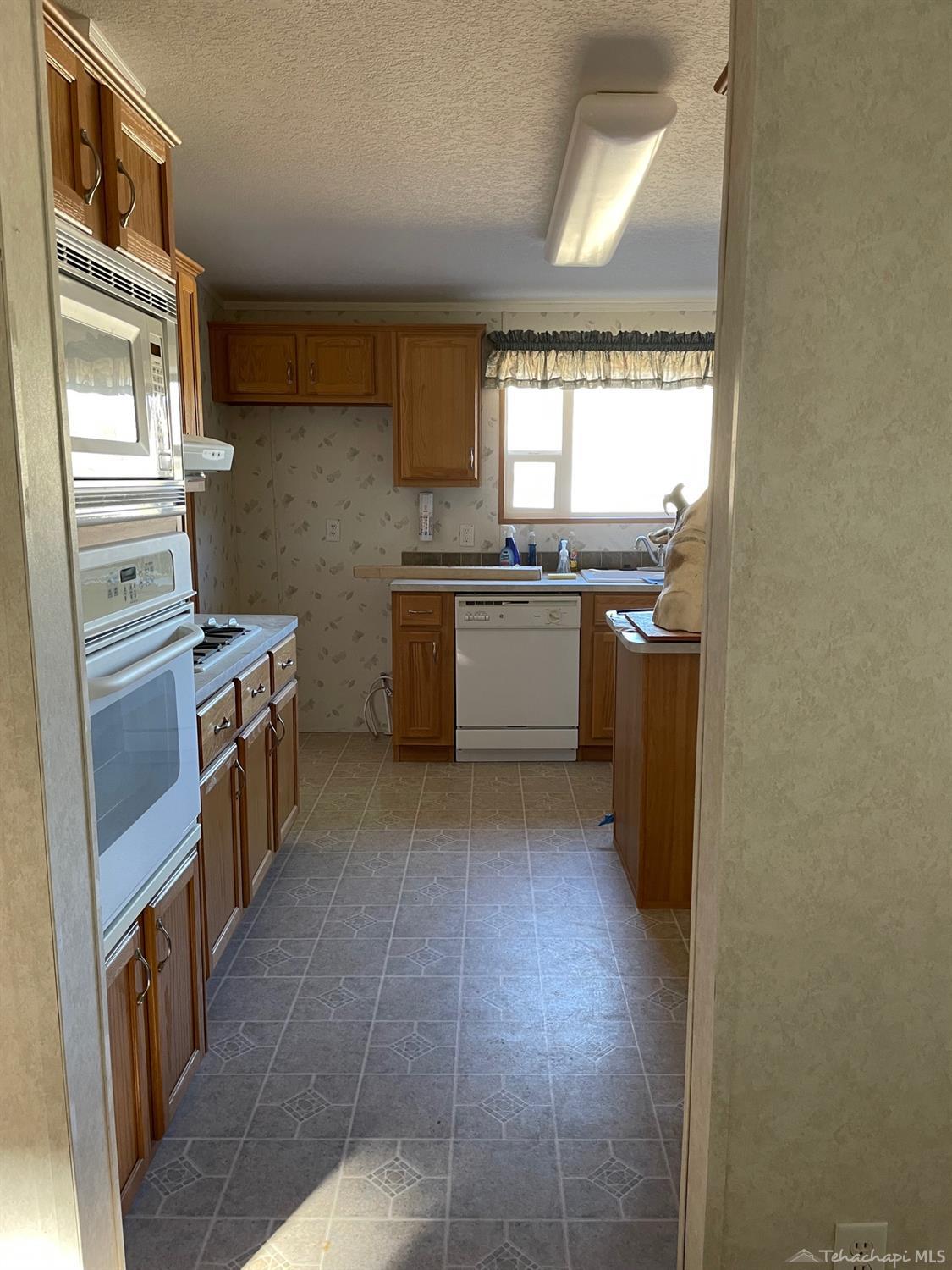 24401 Roper Street Tehachapi, CA 93561 - Photo 20 of 40 Kitchen