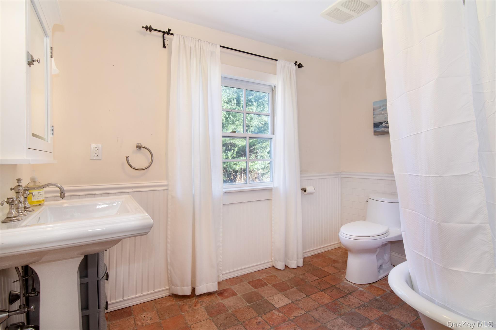 414 Pelham Manor Road Pelham, NY 10803 - Photo 17 of 32 a bathroom with a sink toilet and a mirror