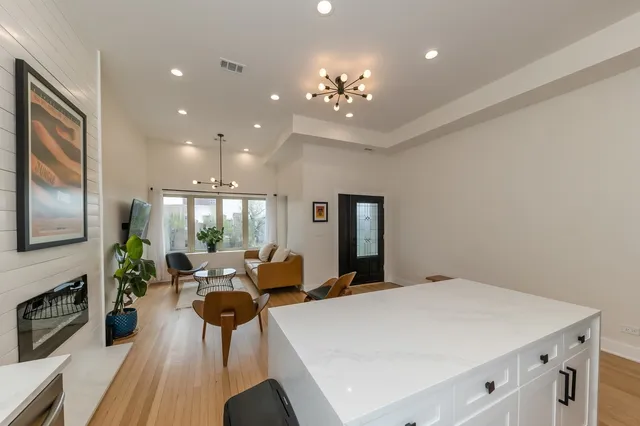 $1,350,000 | 350 East 50th Street, Chicago, IL 60615