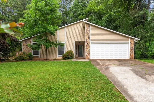 a view of a house with backyard