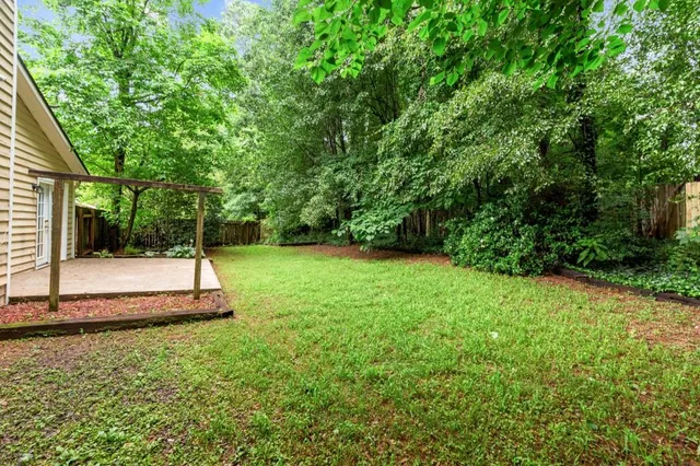 a view of a backyard