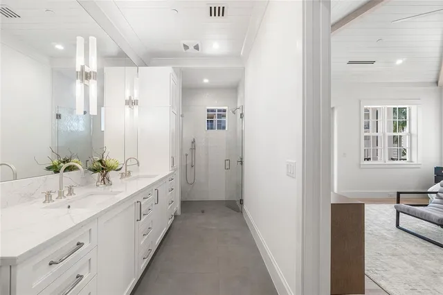 a view of a back yard