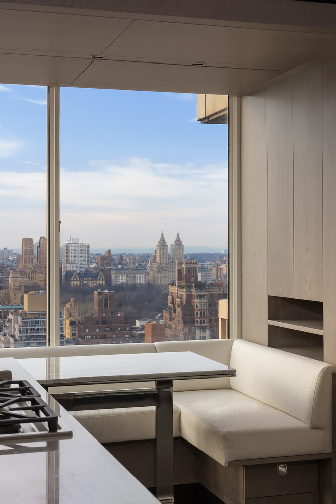200 East 69th Street, Unit 31C Manhattan, NY 10021 - Photo 6 of 19 a outdoor view with sitting space