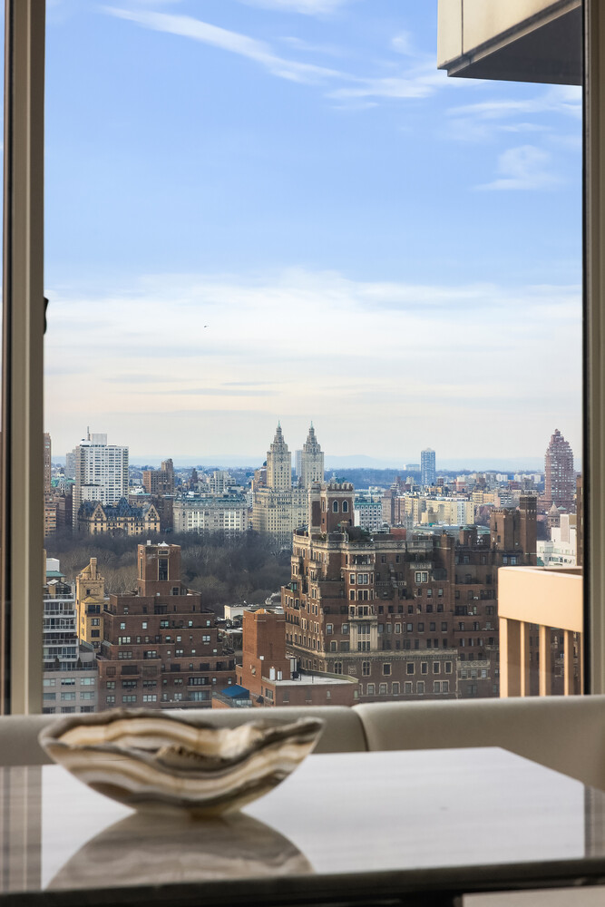 200 East 69th Street, Unit 31C Manhattan, NY 10021 - Photo 8 of 19 a view of a city