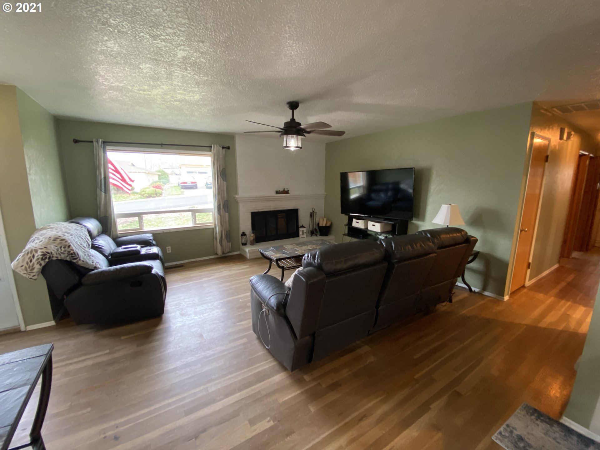 3216 Southwest Jay Avenue Pendleton, OR 97801 - Photo 10 of 32 a living room with furniture and a flat screen tv