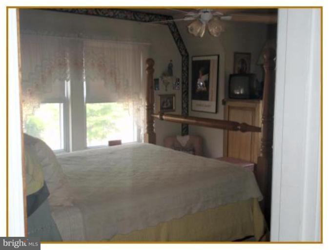 41 Broadship Road Dundalk, MD 21222 - Photo 8 of 12 Master Bedroom