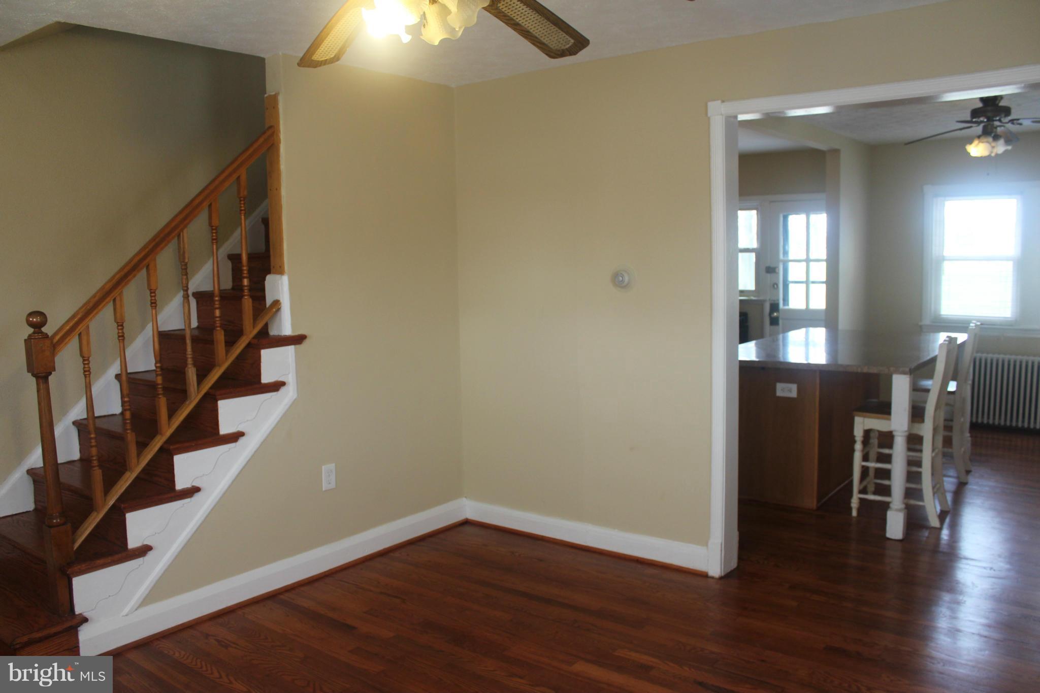 316 Magnolia Terrace Baltimore, MD 21221 - Photo 3 of 16 Living Room