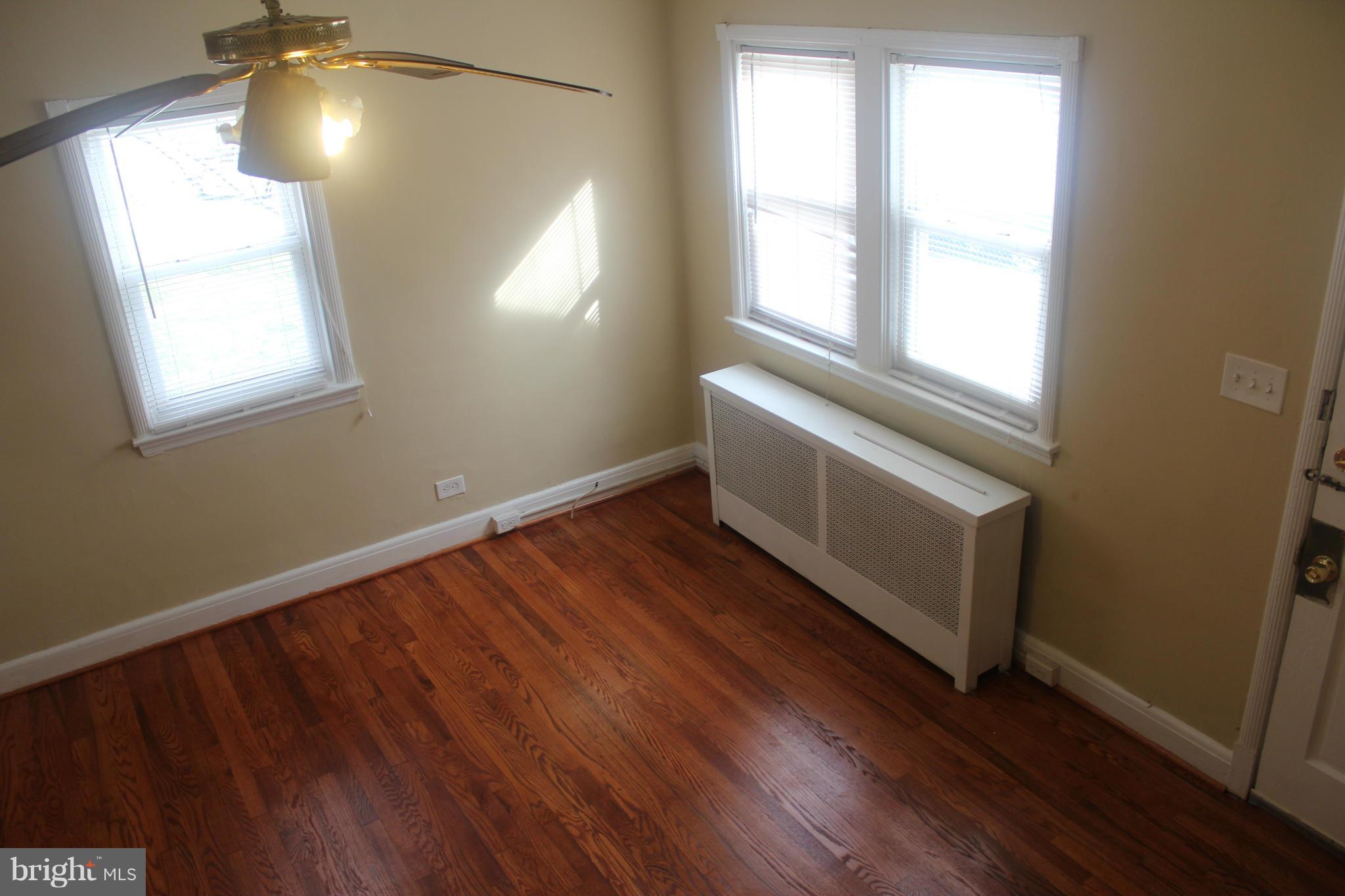 316 Magnolia Terrace Baltimore, MD 21221 - Photo 10 of 16 Living Room
