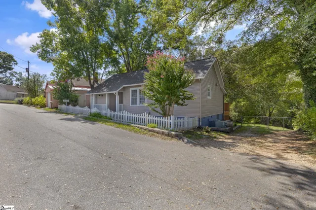 $244,900 | 9 Hampton Street, Ware Shoals, SC 29692