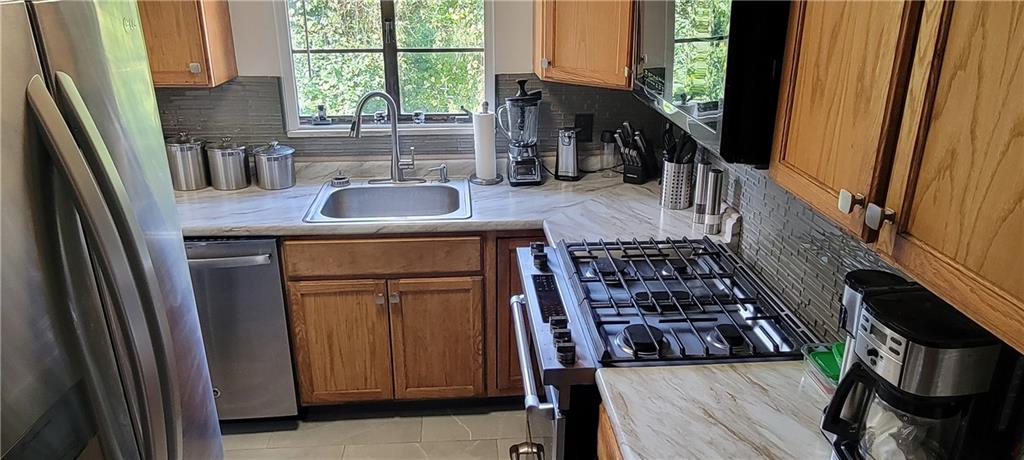 629 Grove Road Verona, PA 15147 - Photo 5 of 24 Gallery Image 5