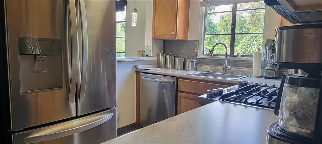 629 Grove Road Verona, PA 15147 - Photo 6 of 24 Gallery Image 6