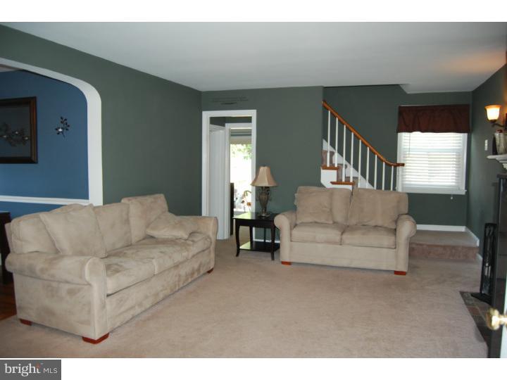 623 Maplewood Road Springfield, PA 19064 - Photo 3 of 25 Living Room
