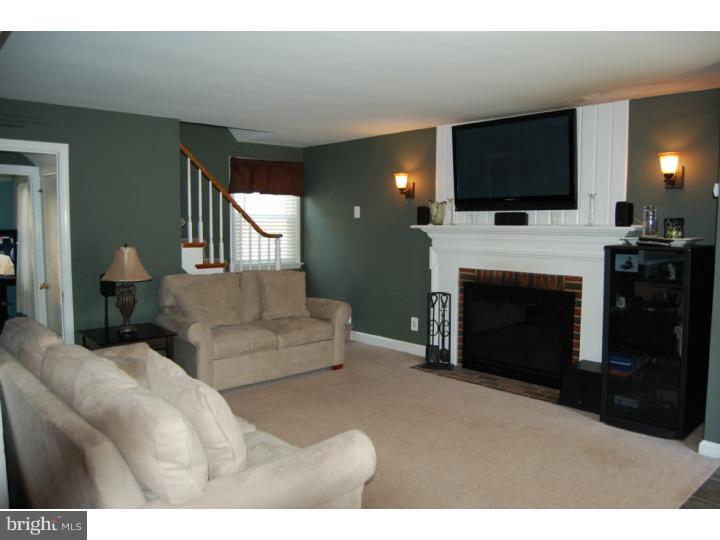 623 Maplewood Road Springfield, PA 19064 - Photo 4 of 25 Living Room
