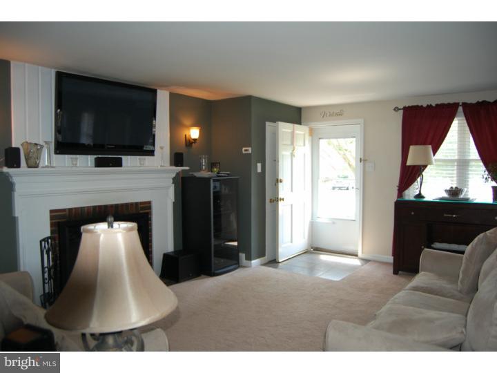 623 Maplewood Road Springfield, PA 19064 - Photo 5 of 25 Living Room