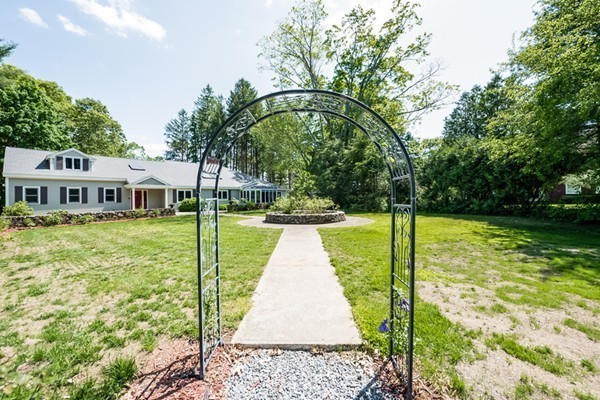 9 Thaxton Road Beverly, MA 01915 - Photo 3 of 23 Gallery Image 3