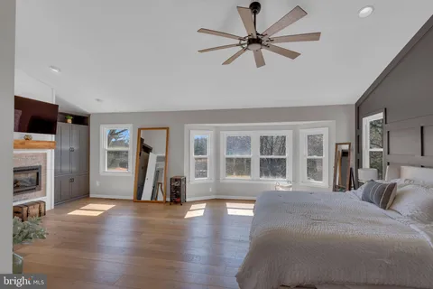 a view of livingroom with furniture