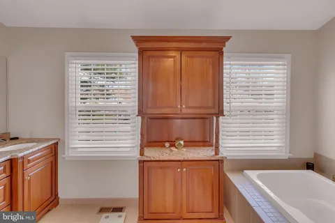 a view of livingroom with furniture and a ceiling fan