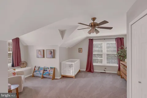 a view of livingroom with furniture and ceiling fan