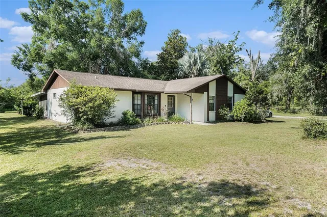 a view of a house with a yard
