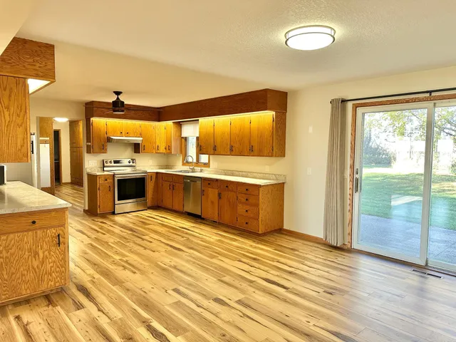 $319,900 | 15742 675th Avenue, Alden, MN 56009