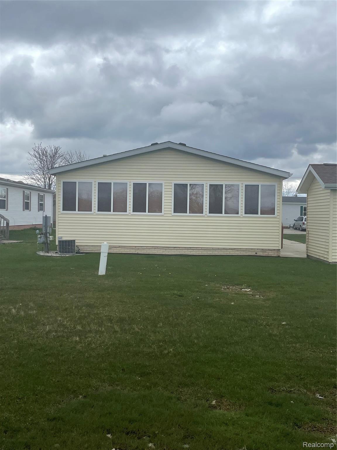 1219 Minnesota Road Port Huron, MI 48060 - Photo 2 of 35 IMG-6490.jpg
