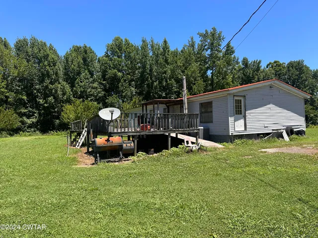 a view of a house with backyard and a garden