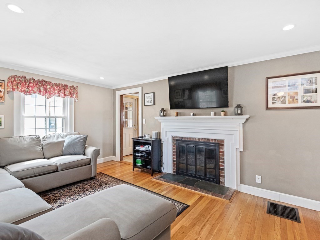 28 Ellery Road Waltham, MA 02453 - Photo 4 of 36 Gallery Image 4