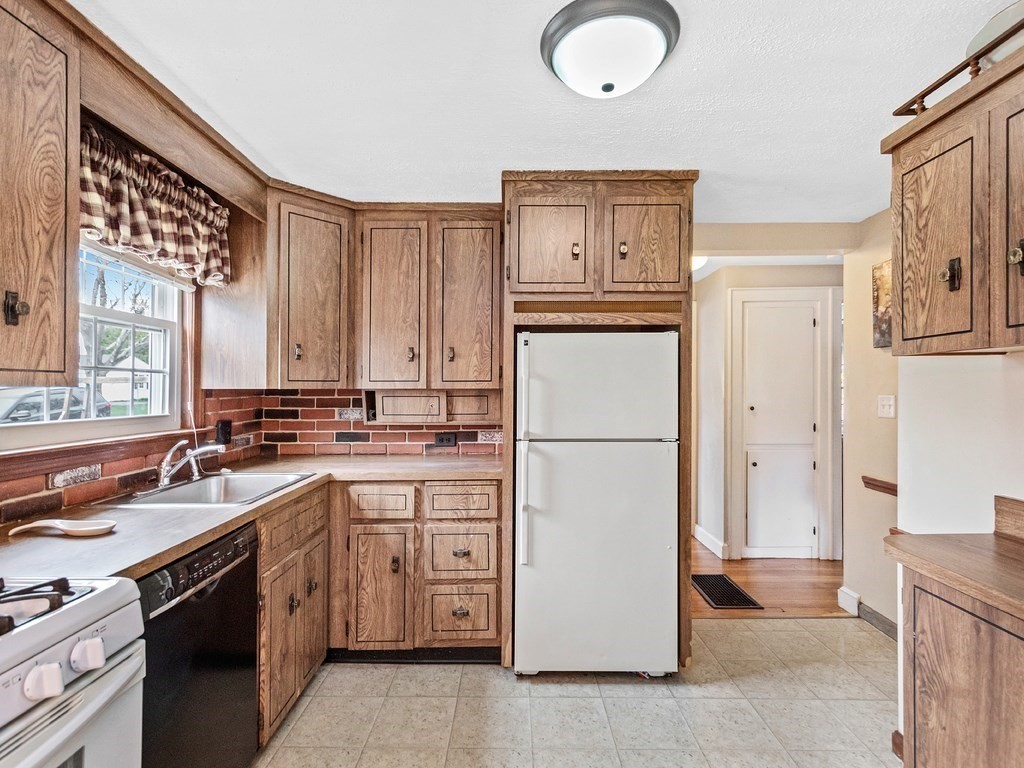 28 Ellery Road Waltham, MA 02453 - Photo 8 of 36 Gallery Image 8