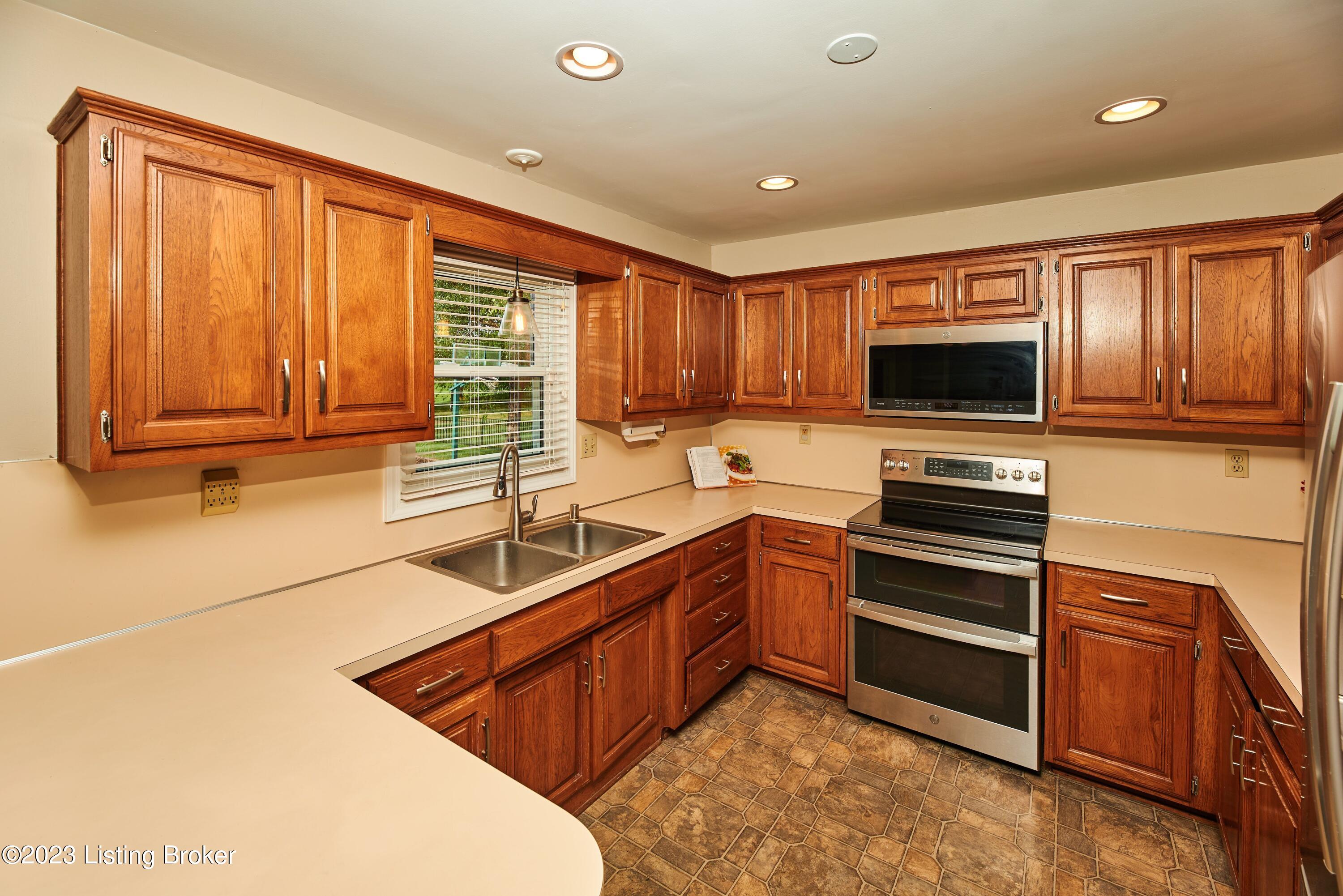 10407 Long Home Road Louisville, KY 40291 - Photo 14 of 29 Kitchen