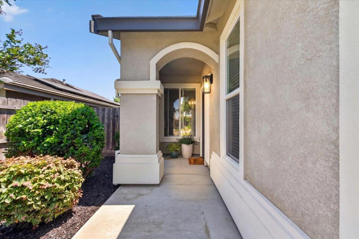 437 Silver Ridge Court Oakdale, CA 95361 - Photo 3 of 41 a front view of a house with a garden