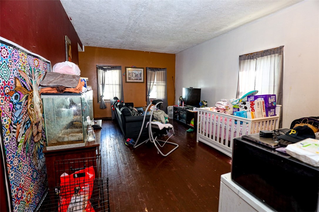 7-9 Salter Place Rochester, NY 14613 - Photo 20 of 25 The 3rd apartment has a large living area