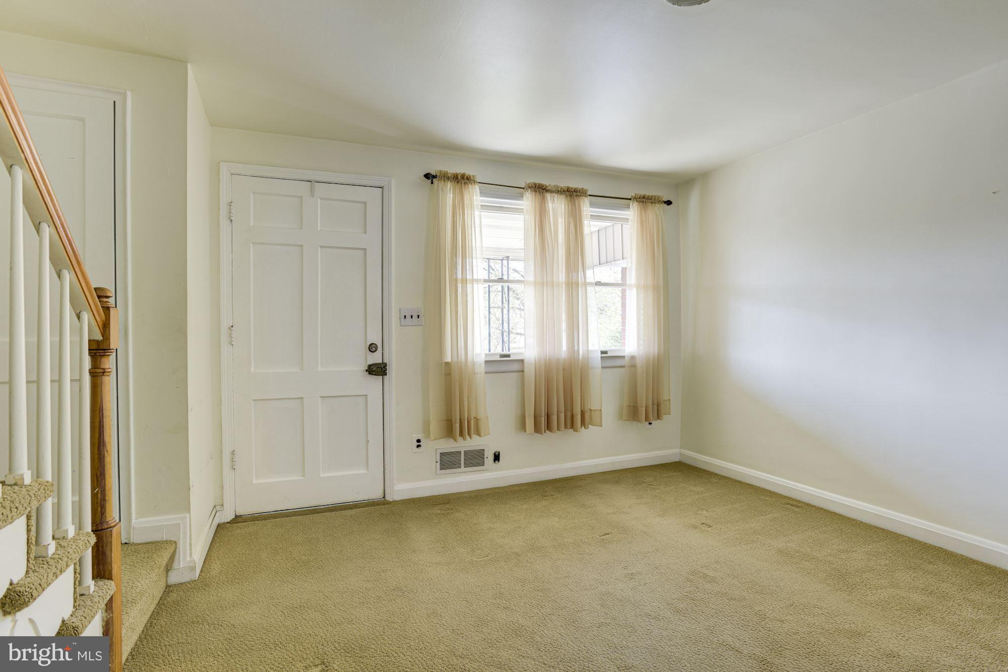 7814 Wynbrook Road Baltimore, MD 21224 - Photo 5 of 26 Living Room