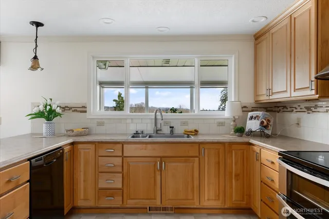 $630,000 | 622 Southwest Fairhaven Drive, Oak Harbor, WA 98277